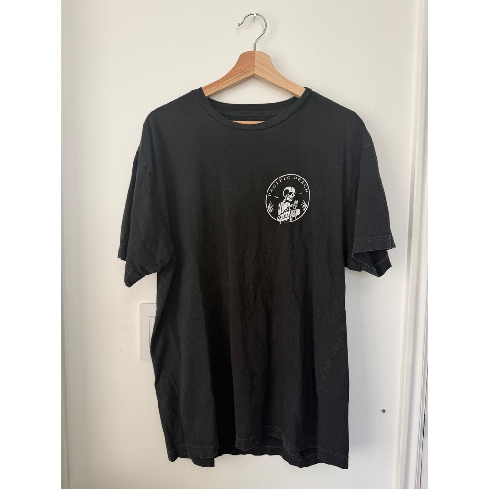 Pacific Beach Men's Graphic T-Shirt – Fits Like Large – GUC